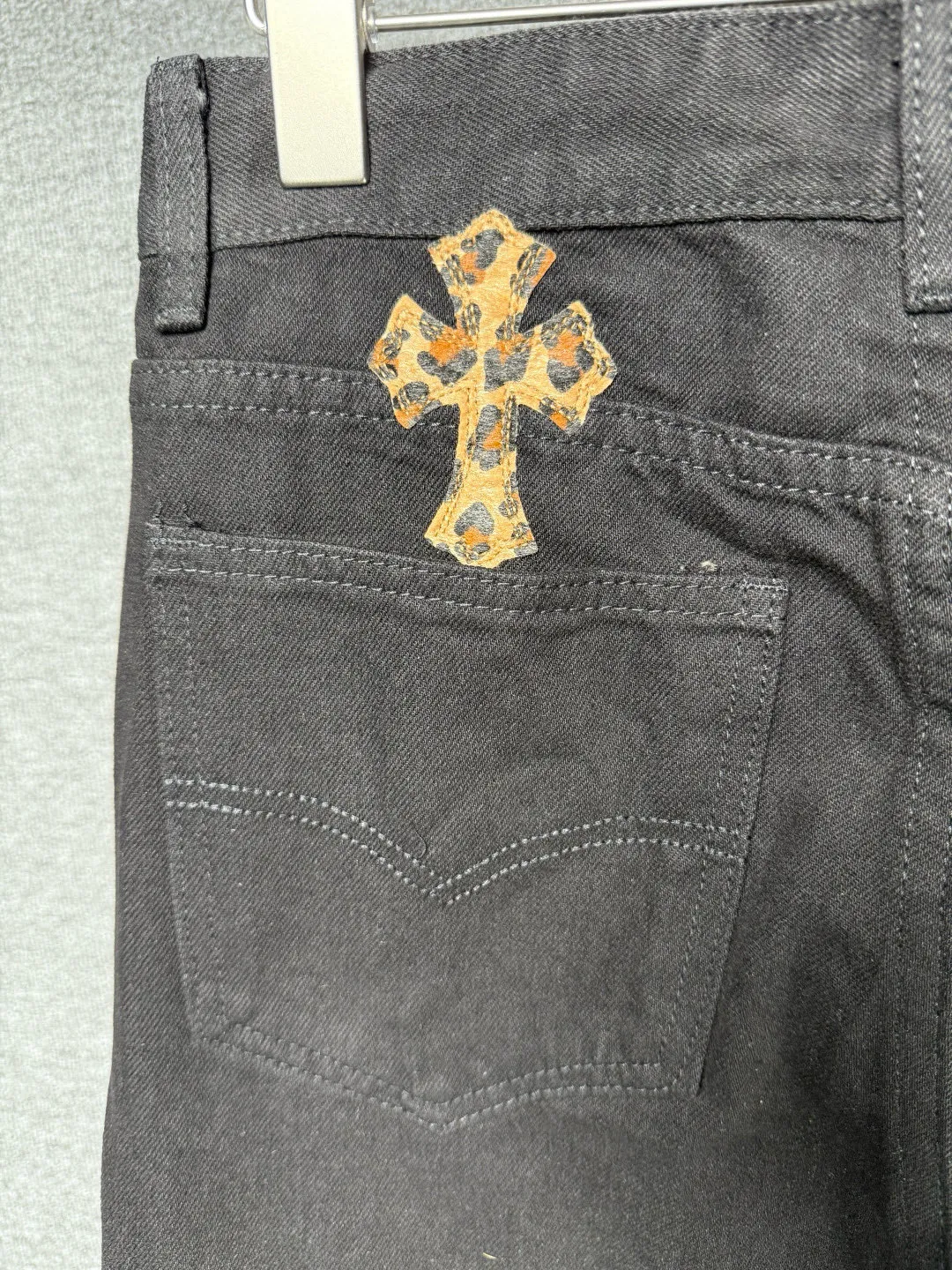 P250 💰 (Top version) Chrome Hearts black denim jeans with purple leopard print. CH jeans need to be washed and then disassembled and hand-stitched with sheepskin cross leather and then spliced ​​together to complete. The whole piece has too many craftsmanship to describe. The patches are embellished with cross patterns and the high-waisted washed jeans! ! Absolutely high-end luxury products, god-level single products and super popular products, made with top heavy industry, a must-see magic weapon. Customized hardware. The fabric is thick and soft after washing. It has good breathability. Customized small leather label. Unique design. The details are simple and elegant, and the workmanship is exquisite. The entire trousers are neatly routed and the details are in place! It’s so cool that both men and women can easily control the genderless trend! Color: Black Size: 28-30-32-34-36 (corresponds to S-M-L-XL-XXL)